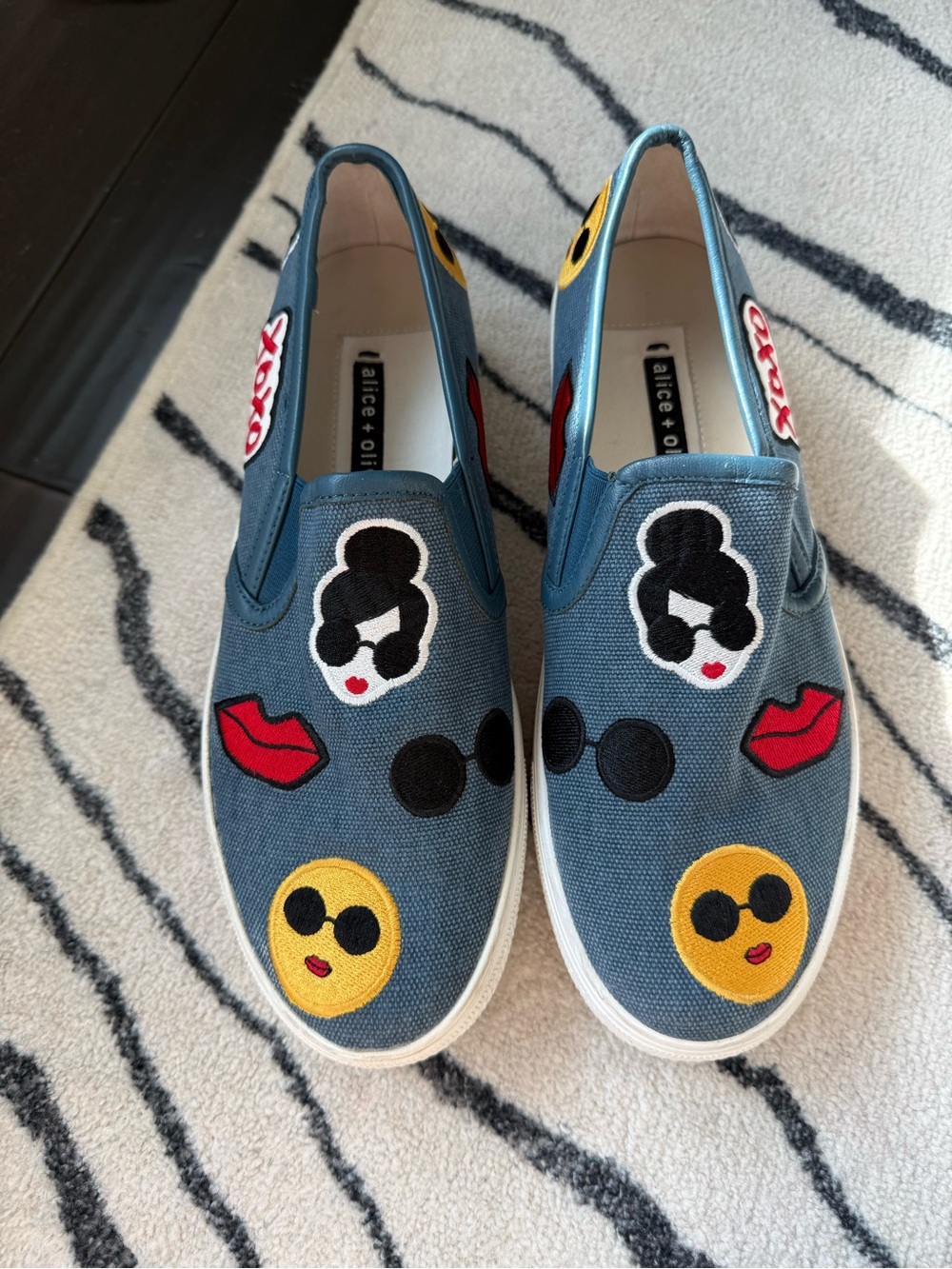 Alice + Olivia Stace Face Denim Blue Embroidered Patch Slip-Ons Sneakers Sz 9.5